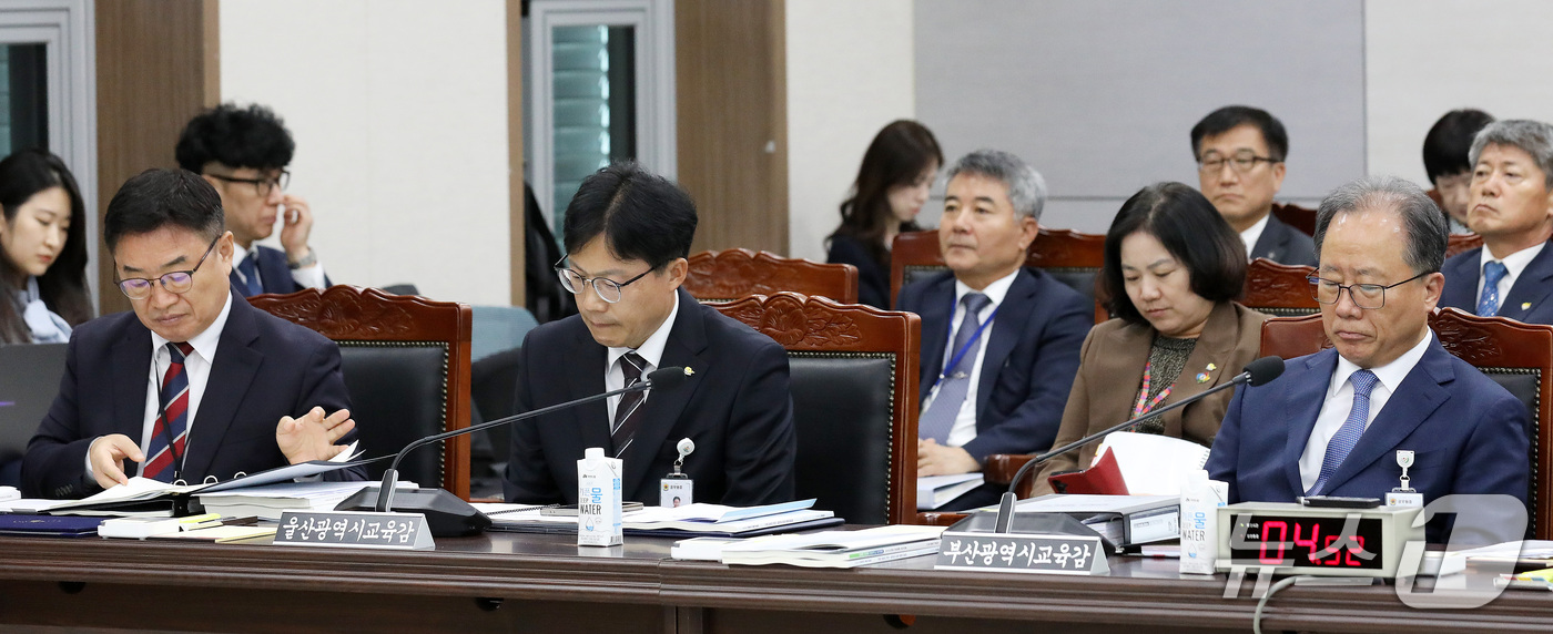 (부산=뉴스1) 윤일지 기자 = 김석준 부산교육감(오른쪽부터), 조용식 울산교육감, 권순기 경남교육감이 20일 부산 부산진구 부산교육청에서 열린 교육위원회의 부산교육청·울산교육청· …