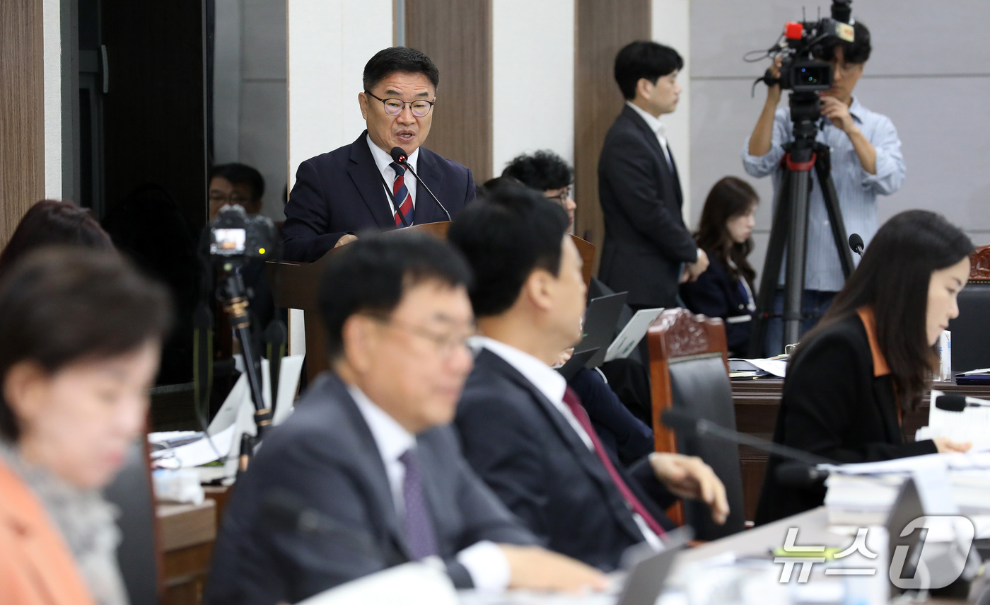 (부산=뉴스1) 윤일지 기자 = 권순기 경남교육감이 20일 부산 부산진구 부산교육청에서 열린 교육위원회의 부산교육청·울산교육청·경남교육청·대구교육청·경북교육청·강원교육청에 대한 국 …