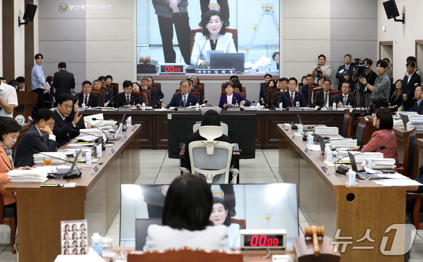 본문 이미지 - 20일 부산 부산진구 부산교육청에서 교육위원회의 부산교육청·울산교육청·경남교육청·대구교육청·경북교육청·강원교육청에 대한 국정감사가 열리고 있다. 2026.10.20 ⓒ 뉴스1 윤일지 기자