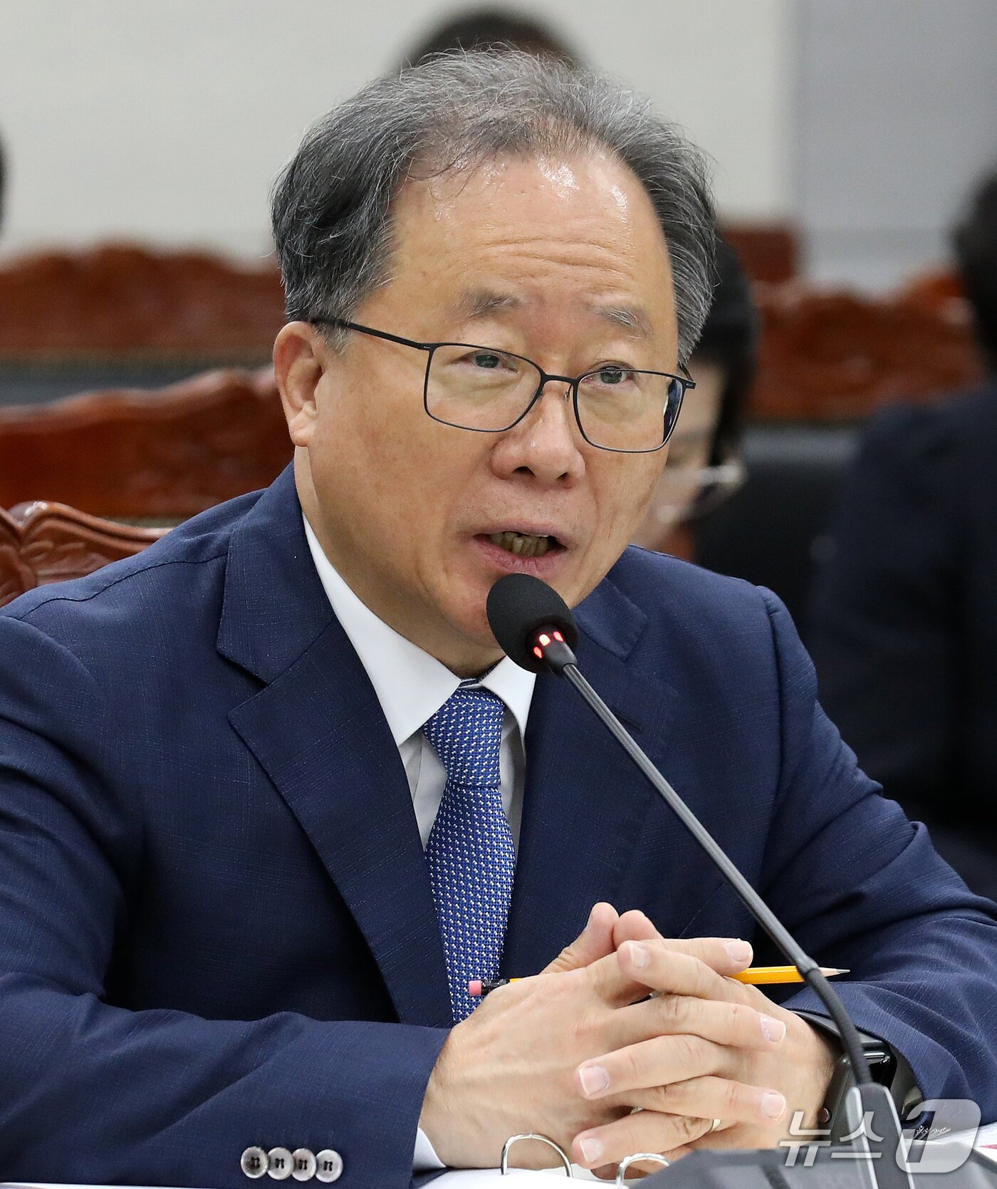 본문 이미지 - 김석준 부산교육감이 20일 부산 부산진구 부산교육청에서 열린 교육위원회의 부산교육청·울산교육청·경남교육청·대구교육청·경북교육청·강원교육청에 대한 국정감사에서 의원 질의에 답변하고 있다. 2026.10.20 ⓒ 뉴스1 윤일지 기자
