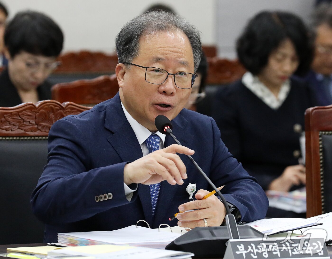 본문 이미지 - 김석준 부산교육감이 20일 부산 부산진구 부산교육청에서 열린 교육위원회의 부산교육청·울산교육청·경남교육청·대구교육청·경북교육청·강원교육청에 대한 국정감사에서 의원 질의에 답변하고 있다. 2026.10.20 ⓒ 뉴스1 윤일지 기자