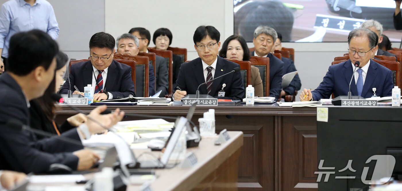 본문 이미지 - 조용식 울산교육감이 20일 부산 부산진구 부산교육청에서 열린 교육위원회의 부산교육청·울산교육청·경남교육청·대구교육청·경북교육청·강원교육청에 대한 국정감사에서 의원 질의를 듣고 있다. 2026.10.20 ⓒ 뉴스1 윤일지 기자