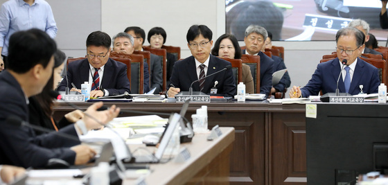 [국감] 의원 질의 듣는 조용식 울산교육감