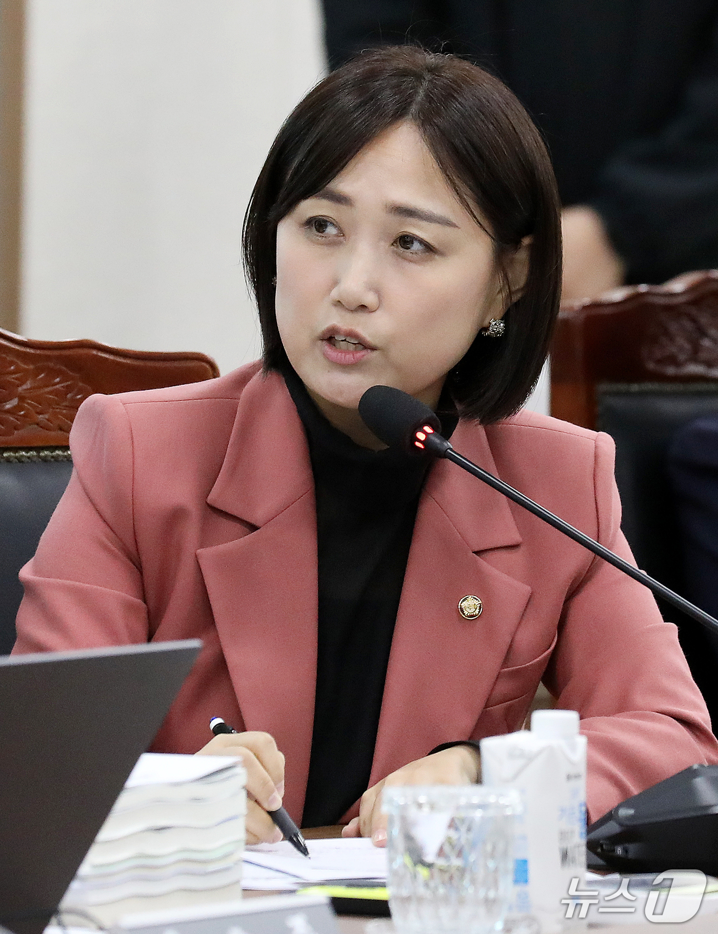 (부산=뉴스1) 윤일지 기자 = 백승아 더불어민주당 의원이 20일 부산교육청·울산교육청·경남교육청·대구교육청·경북교육청·강원교육청에 대한 국정감사에서 질의하고 있다.  2026.1 …