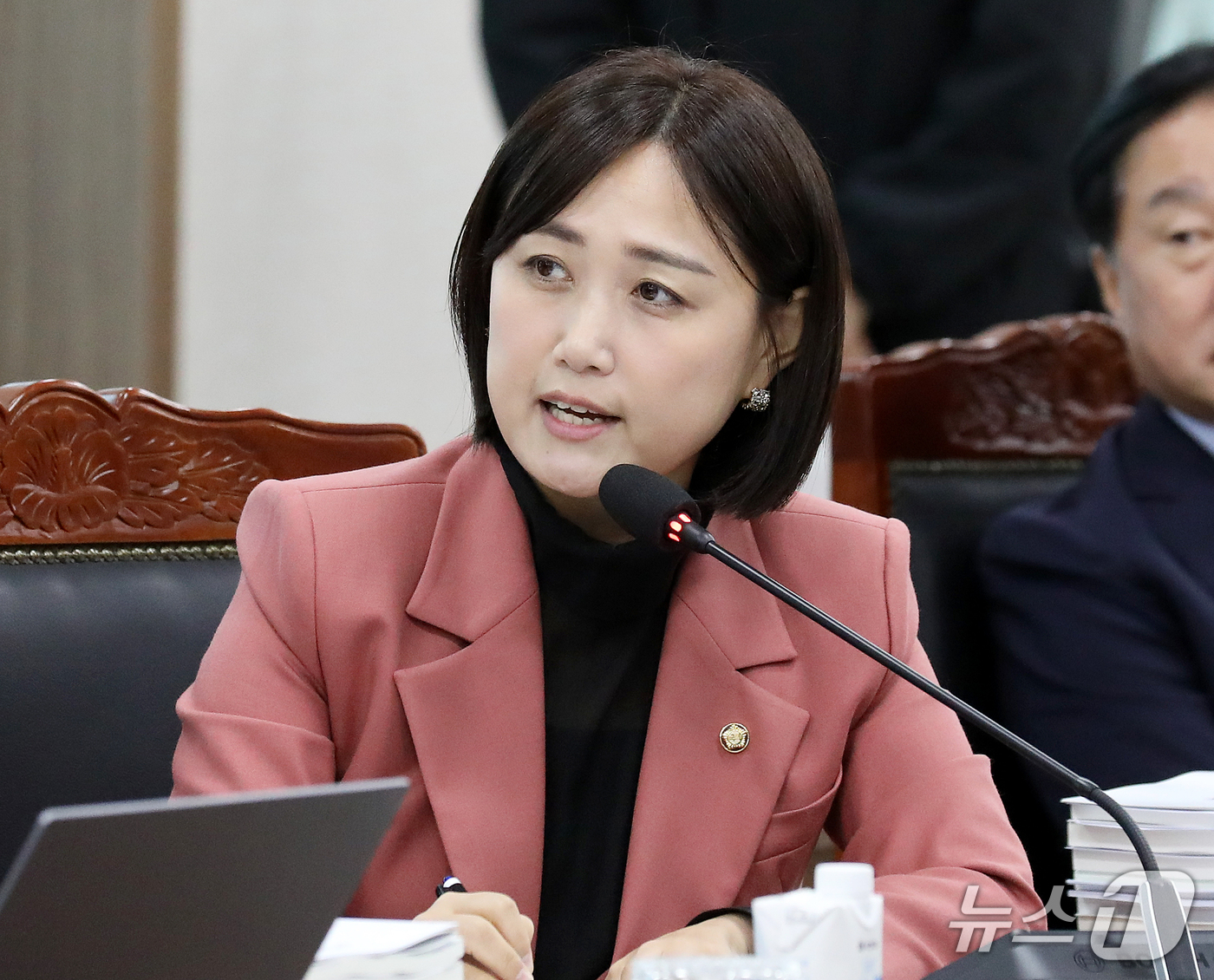 (부산=뉴스1) 윤일지 기자 = 백승아 더불어민주당 의원이 20일 부산교육청·울산교육청·경남교육청·대구교육청·경북교육청·강원교육청에 대한 국정감사에서 질의하고 있다.  2026.1 …