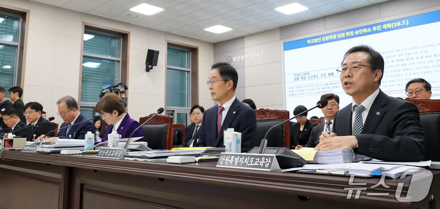 본문 이미지 - 강삼영 강원교육감이 20일 부산 부산진구 부산교육청에서 열린 교육위원회의 부산교육청·울산교육청·경남교육청·대구교육청·경북교육청·강원교육청에 대한 국정감사에서 의원 질의에 답변하고 있다. 2026.10.20 ⓒ 뉴스1 윤일지 기자