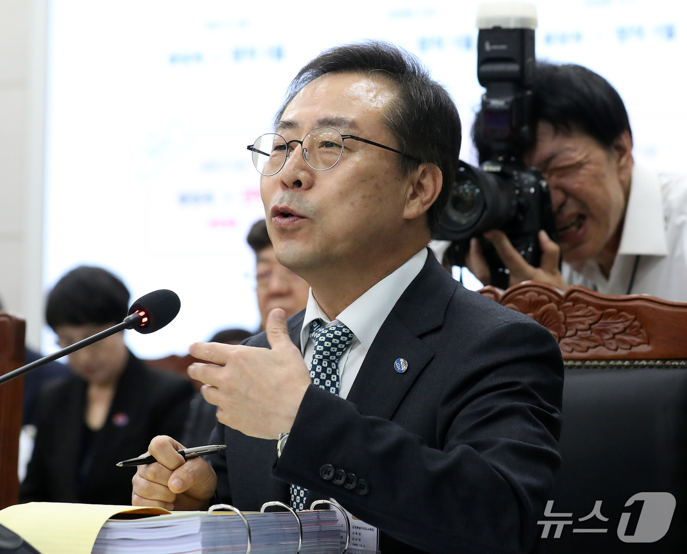 (부산=뉴스1) 윤일지 기자 = 강삼영 강원교육감이 20일 부산 부산진구 부산교육청에서 열린 교육위원회의 부산교육청·울산교육청·경남교육청·대구교육청·경북교육청·강원교육청에 대한 국 …