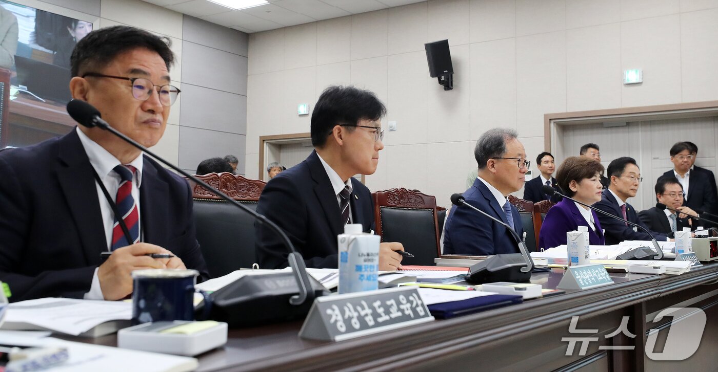 본문 이미지 - 권순기 경남교육감(왼쪽부터), 조용식 울산교육감, 김석준 부산교육감, 강은희 대구교육감, 임종식 경북교육감, 강삼영 강원교육감이 20일 부산 부산진구 부산교육청에서 열린 교육위원회의 부산교육청·울산교육청·경남교육청·대구교육청·경북교육청·강원교육청에 대한 국정감사에서 의원 질의를 듣고 있다. 2026.10.20 ⓒ 뉴스1 윤일지 기자