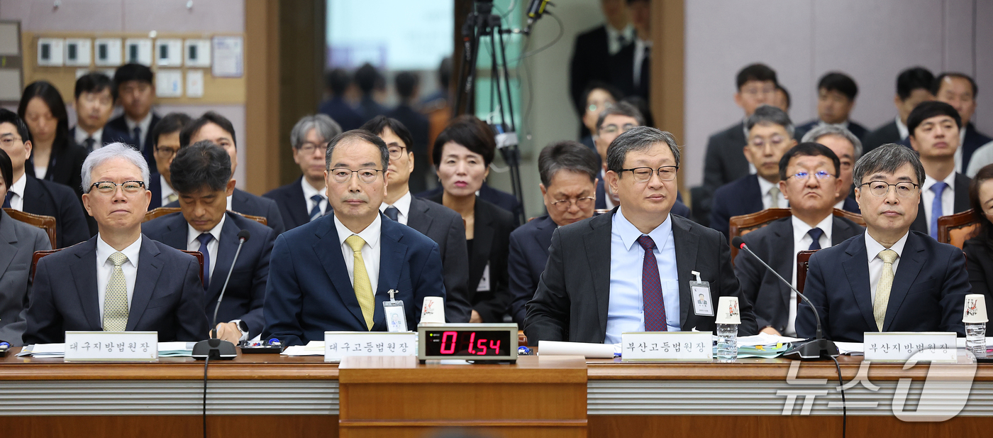 (대구=뉴스1) 공정식 기자 = 강동명 대구지법원장(왼쪽부터), 윤종구 대구고법원장, 최수환 부산고법원장, 김문관 부산지법원장이 20일 대구 수성구 범어동 대구고등법원에서 열린 국 …