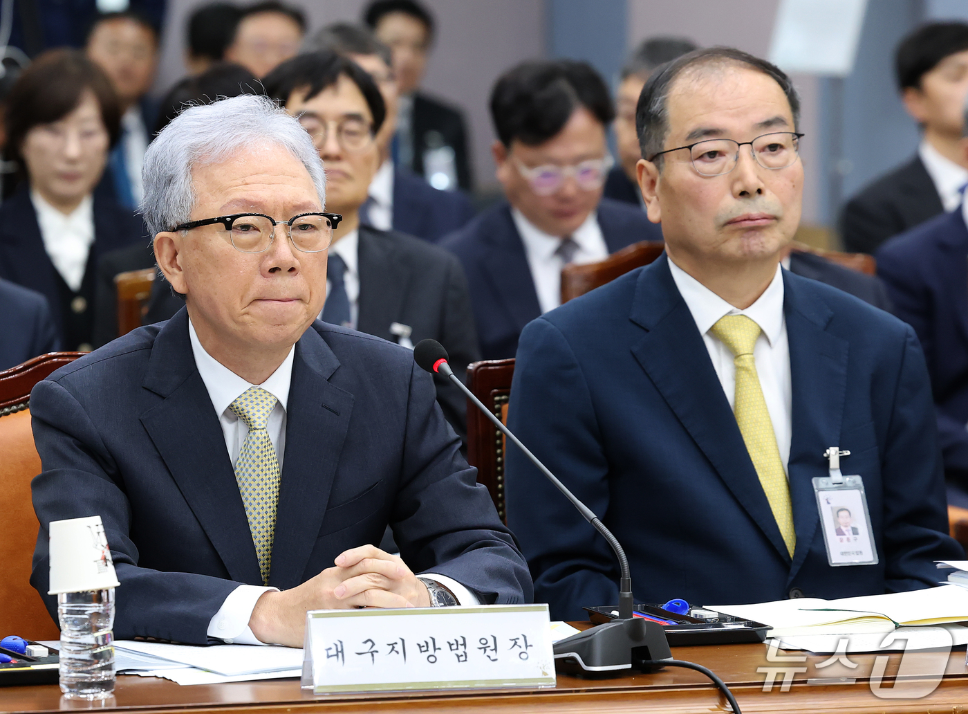 (대구=뉴스1) 공정식 기자 = 강동명 대구지법원장(왼쪽)과 윤종구 대구고법원장이 20일 대구 수성구 범어동 대구고등법원에서 열린 국회 법제사법위원회(법사위)의 대구고등·지방·가정 …