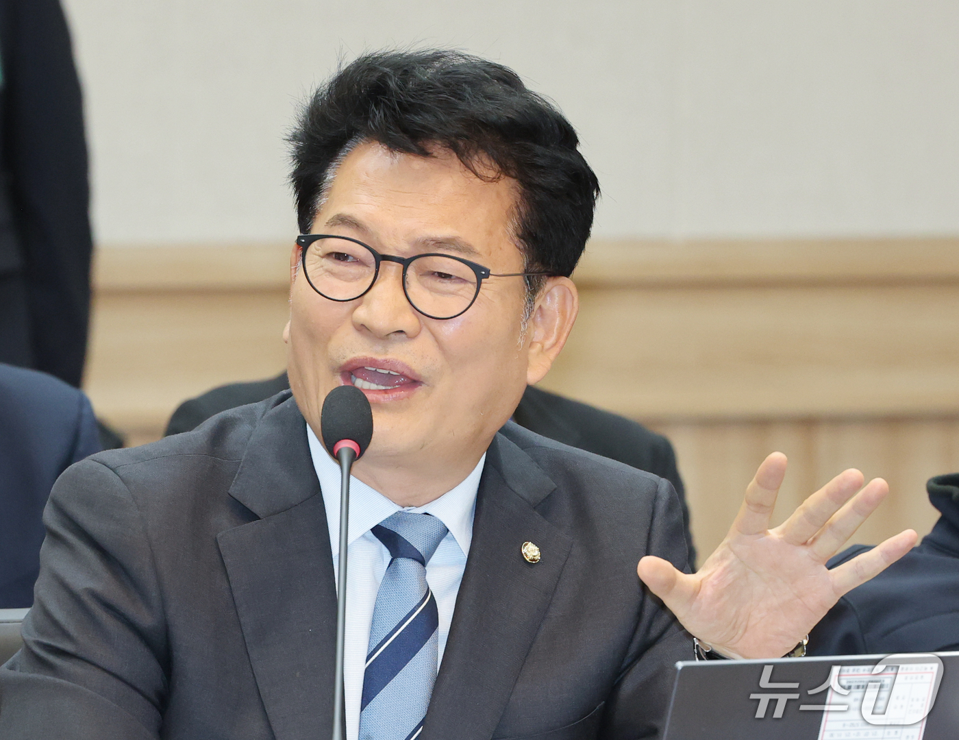 (계룡=뉴스1) 김기태 기자 = 송영길 더불어민주당 의원이 20일 충남 계룡대에서 열린 국회 국방위원회의 해군본부에 대한 국정감사에서 질의하고 있다. 2026.10.20/뉴스1