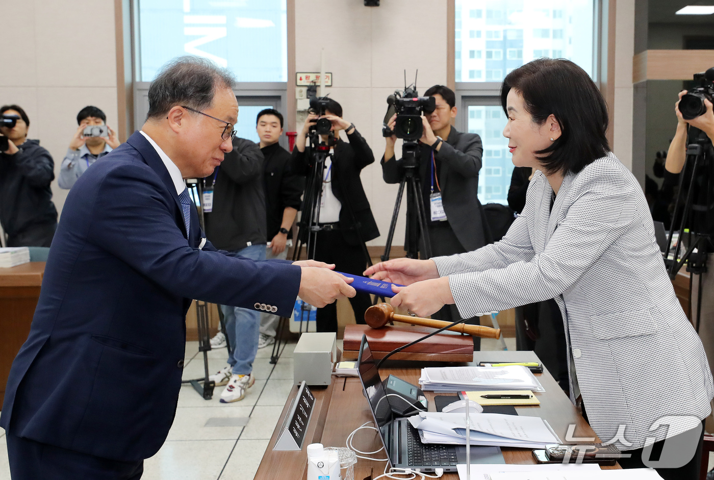 (부산=뉴스1) 윤일지 기자 = 김석준 부산교육감이 20일 부산 부산진구 부산교육청에서 열린 교육위원회의 부산교육청·울산교육청·경남교육청·대구교육청·경북교육청·강원교육청에 대한 국 …