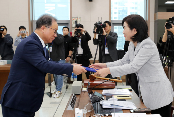 [국감] 증인 선서문 제출하는 김석준 부산교육감