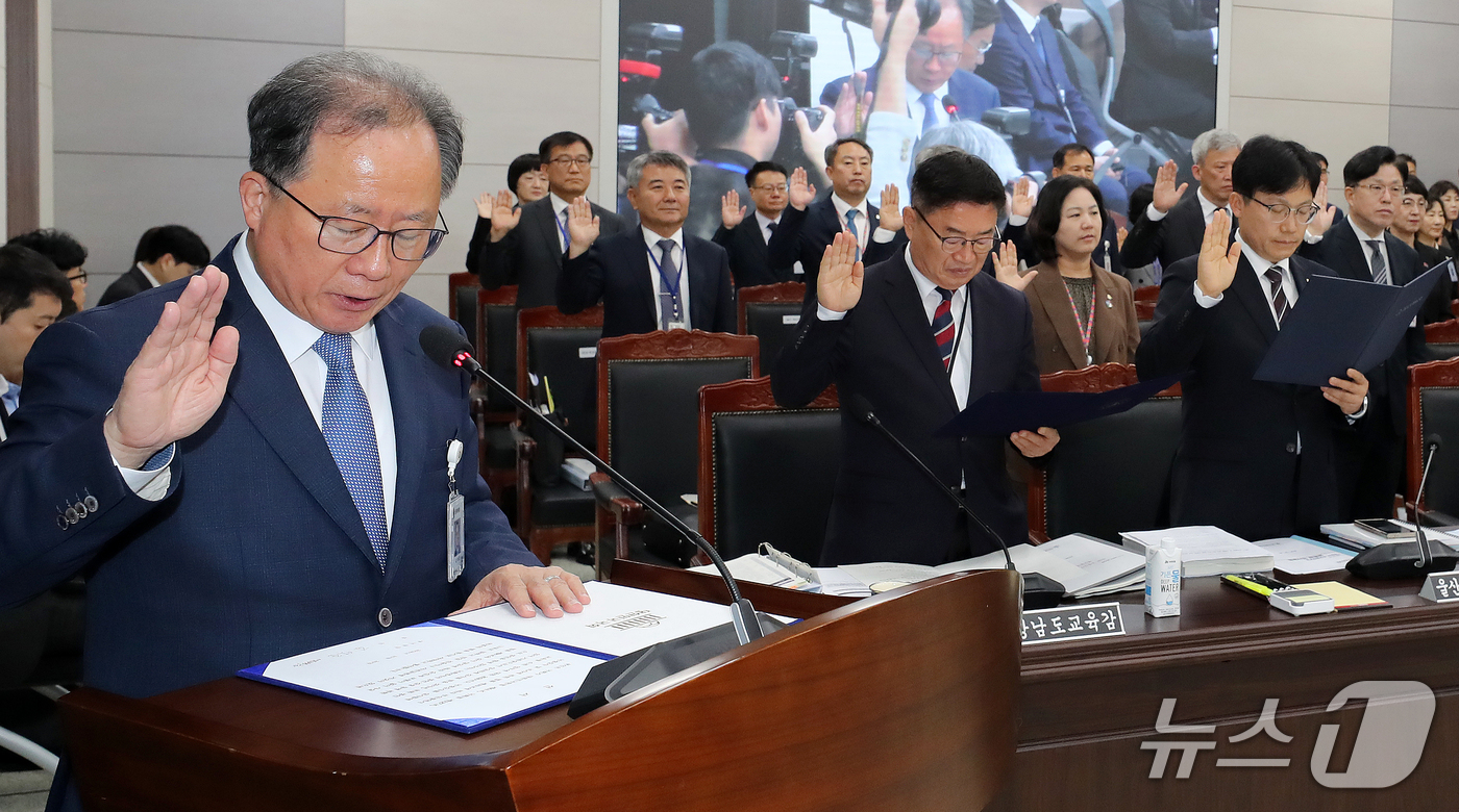 (부산=뉴스1) 윤일지 기자 = 김석준 부산교육감이 20일 부산 부산진구 부산교육청에서 열린 교육위원회의 부산교육청·울산교육청·경남교육청·대구교육청·경북교육청·강원교육청에 대한 국 …