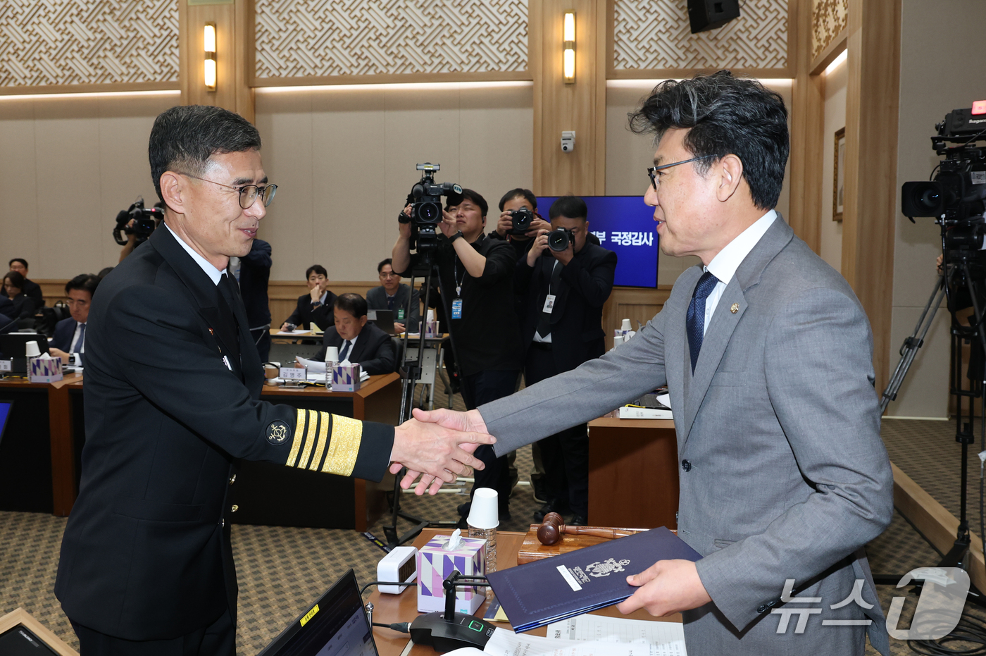 (계룡=뉴스1) 김기태 기자 = 김경률 해군 참모총장이 20일 충남 계룡대에서 열린 국회 국방위원회의 해군본부에 대한 국정감사에서 진성준 위원장에게 증인선서문을 제출하고 있다. 2 …
