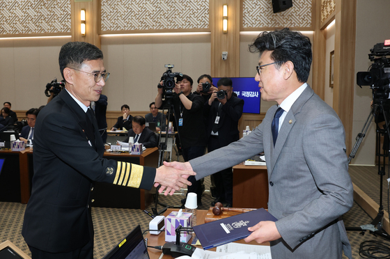 [국감] 증인선서문 제출하는 김경률 해군 참모총장