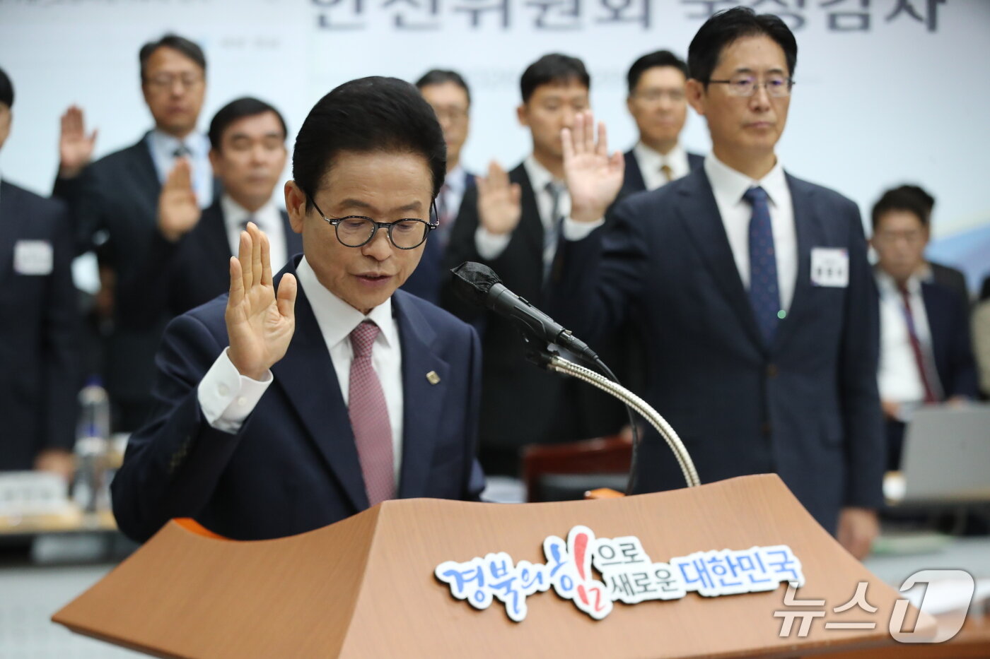 본문 이미지 - 이철우 경북도지사가 20일 경북 안동 경북도청에서 열린 국회 행정안전위원회(행안위)의 2026년도 국정감사에서 선서를 하고 있다. 2026.10.20 ⓒ 뉴스1 신성훈 기자