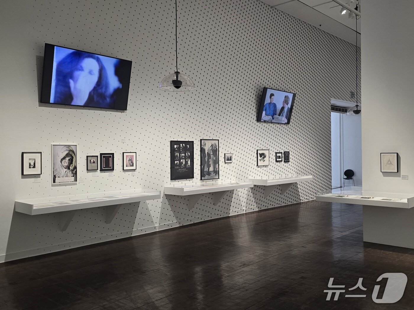 본문 이미지 - '린 허쉬만 리슨: 나의 [나]들' 전시 전경. ⓒ 뉴스1 김정한 기자