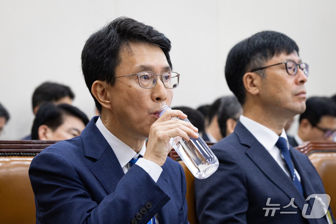 본문 이미지 - 박종원 한미전략투자공사 사장이 20일 서울 여의도 국회에서 열린 재정경제기획위원회의 한국수출입은행 등에 대한 국정감사에 출석해 물을 마시고 있다. 2026.10.20 ⓒ 뉴스1 유승관 기자