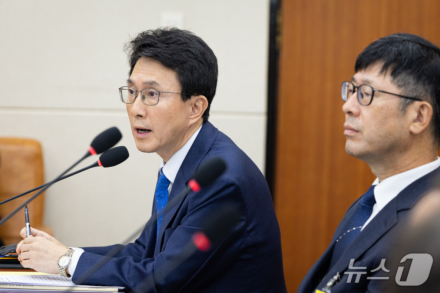 (서울=뉴스1) 유승관 기자 = 박종원 한미전략투자공사 사장이 20일 서울 여의도 국회에서 열린 재정경제기획위원회의 한국수출입은행 등에 대한 국정감사에 출석해 의원 질의에 답하고 …