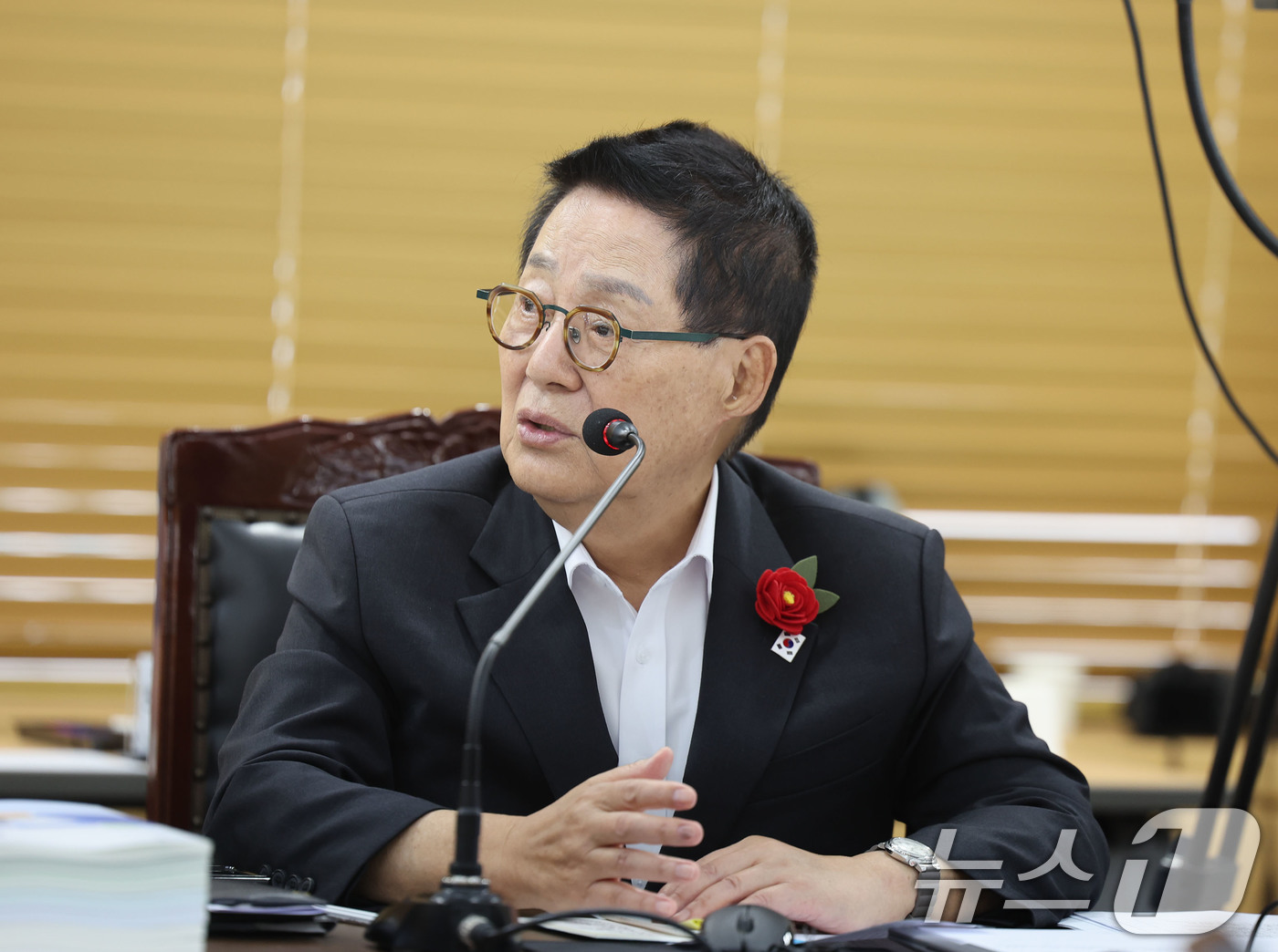 (광주=뉴스1) 박지현 기자 = 박지원 더불어민주당 의원이 20일  전남광주통합특별시 동구 광주지방법원에서 열린 국회 법제사법위원회의 광주·전주·대전·제주 지역 각급 법원에 대한 …