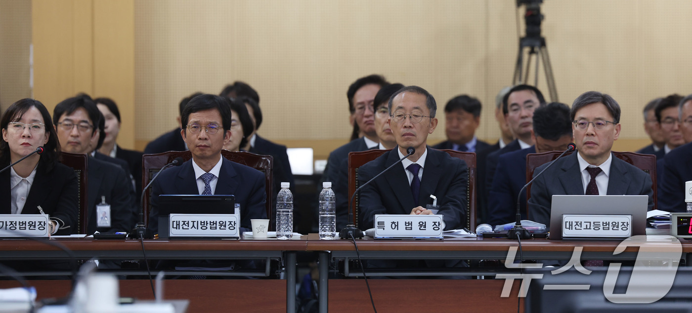 (광주=뉴스1) 박지현 기자 = 20일 전남광주통합특별시 동구 광주지방법원에서 열린 국회 법제사법위원회의 광주·전주·대전·제주 지역 각급 법원에 대한 국정감사에서 각 지역 법원장들 …