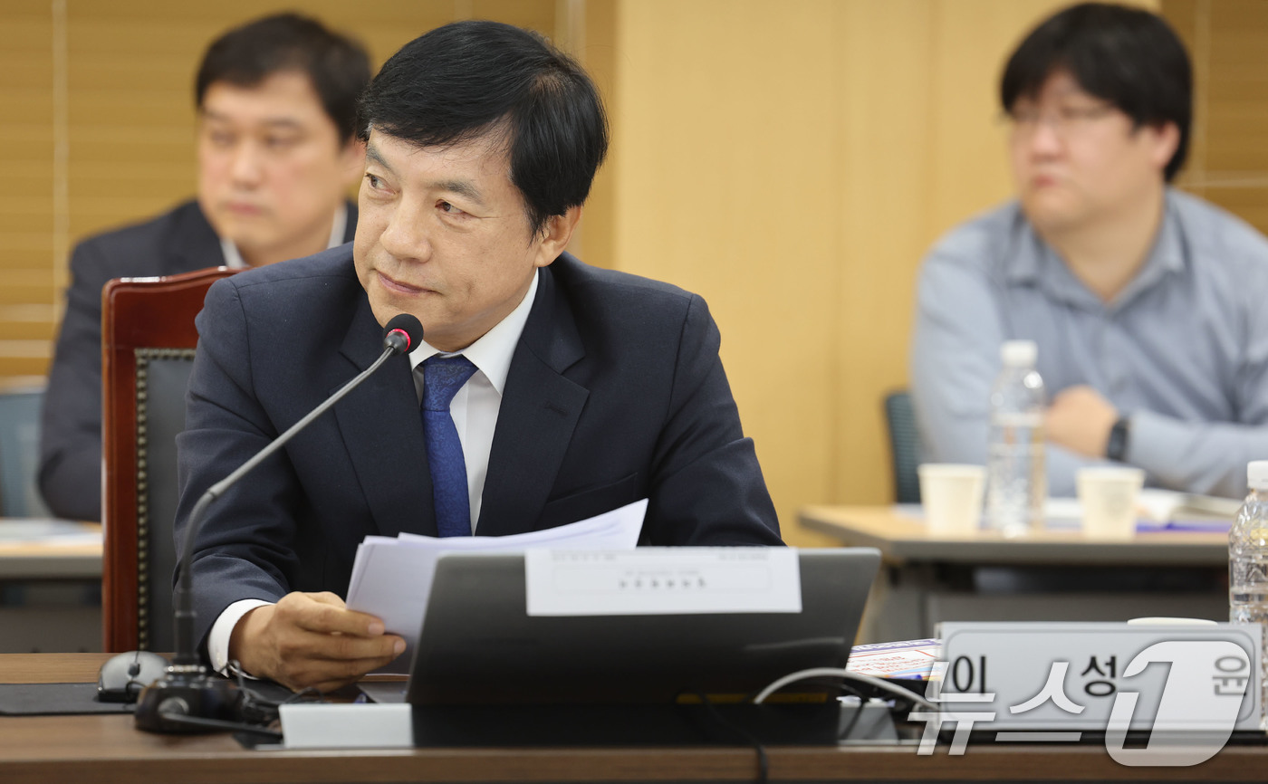 (광주=뉴스1) 박지현 기자 = 이성윤 더불어민주당 의원이 20일 전남광주통합특별시 동구 광주지방법원에서 열린 국회 법제사법위원회의 광주·전주·대전·제주 지역 각급 법원에 대한 국 …