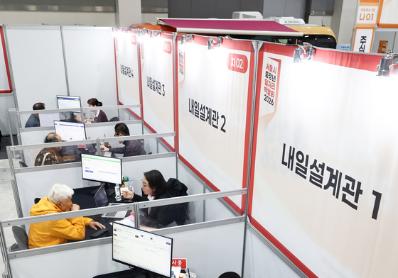 취업 상담 받는 중장년 구직자