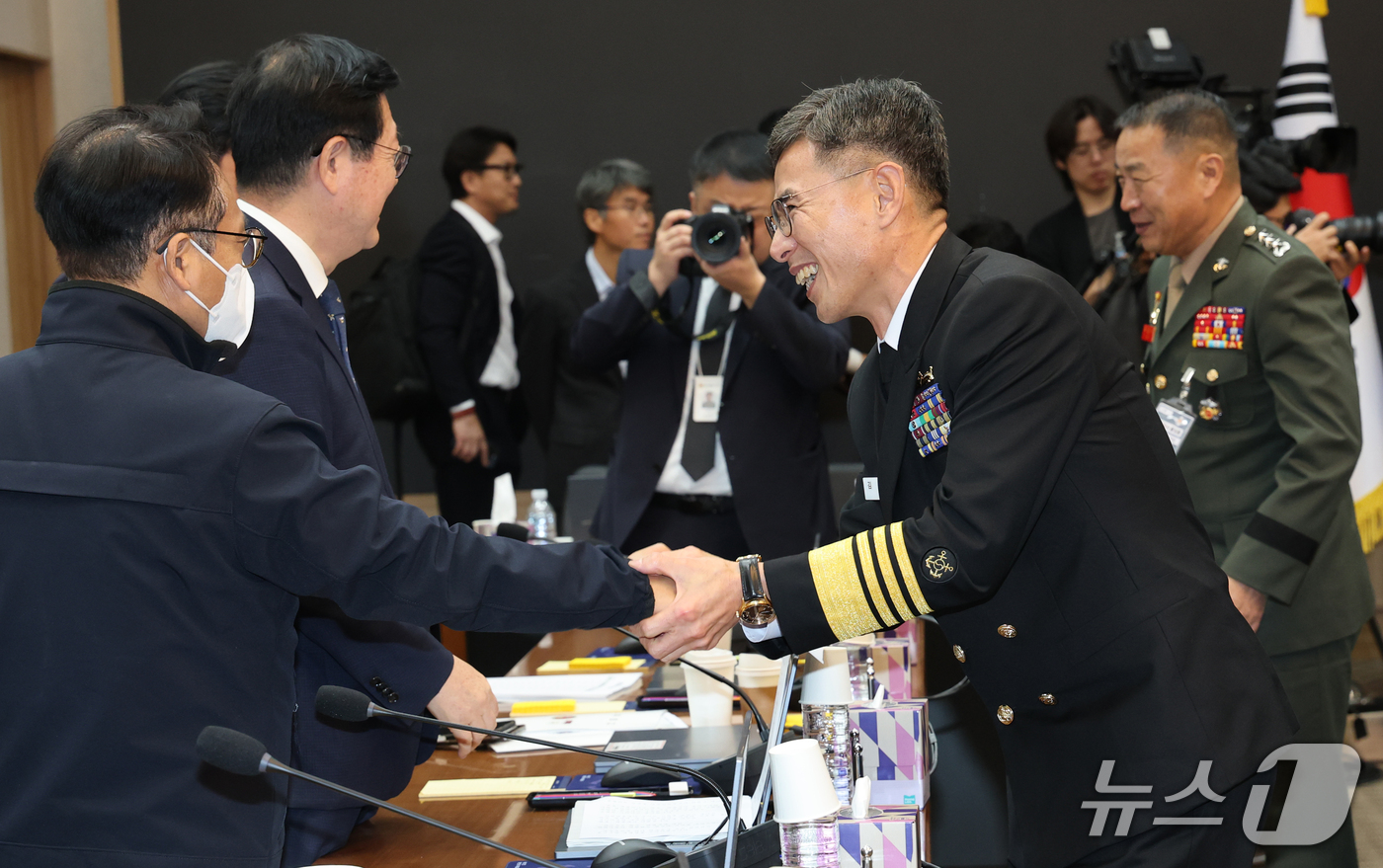 (계룡=뉴스1) 김기태 기자 = 김경률 해군 참모총장과 주일석 해병대사령관이 20일 충남 계룡대에서 열린 국회 국방위원회의 해군본부에 대한 국정감사를 마치고 의원들과 인사하고 있다 …