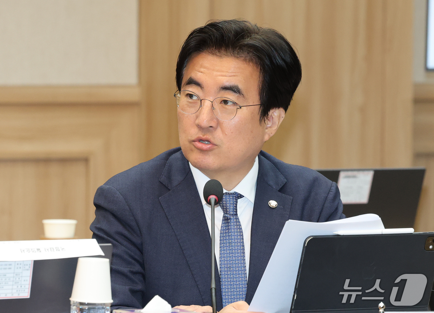 (계룡=뉴스1) 김기태 기자 = 김성회 더불어민주당 의원이 20일 충남 계룡대에서 열린 국회 국방위원회의 해군본부에 대한 국정감사에서 질의하고 있다. 2026.10.20/뉴스1