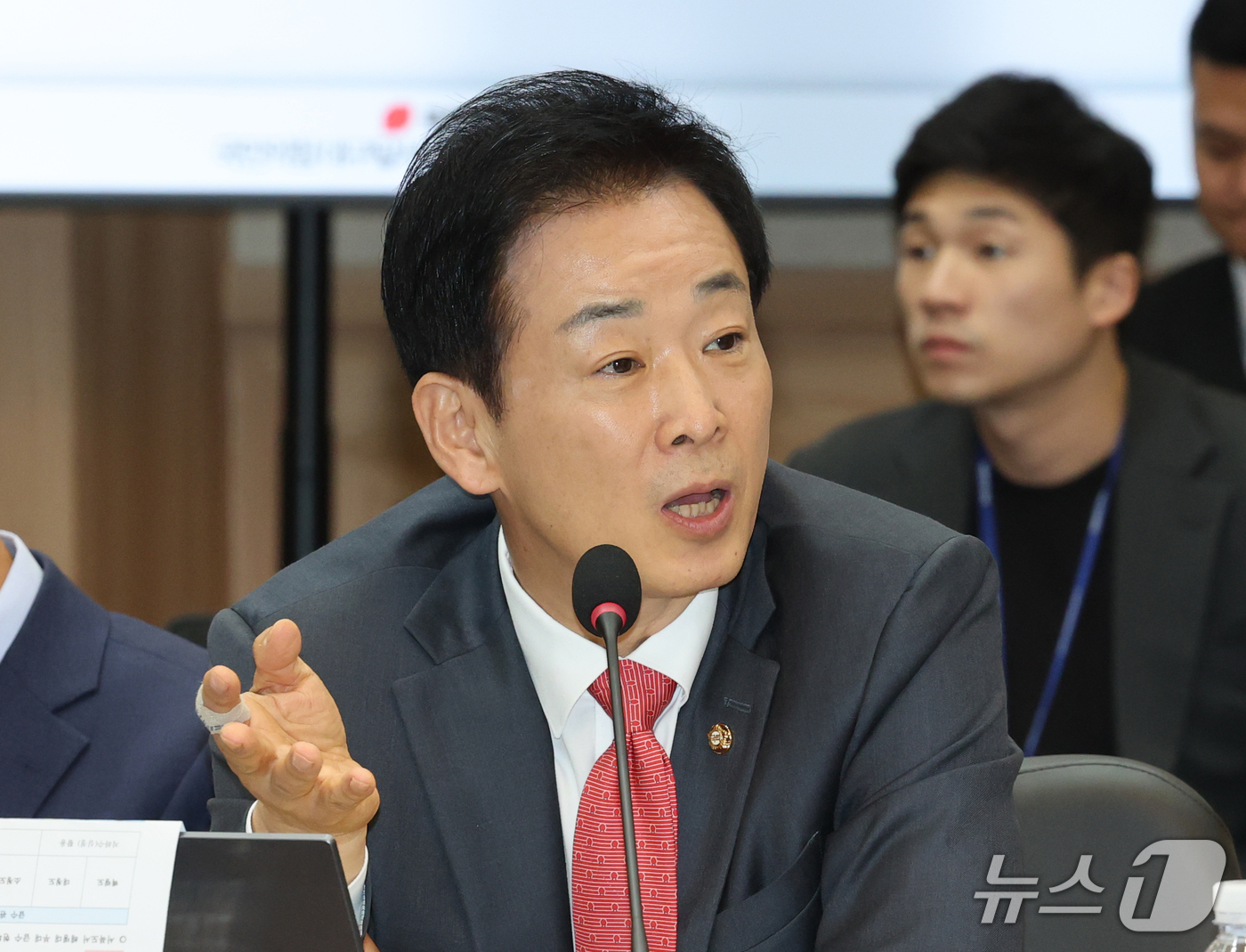 (계룡=뉴스1) 김기태 기자 = 유용하 국민의힘 의원이 20일 충남 계룡대에서 열린 국회 국방위원회의 해군본부에 대한 국정감사에서 질의하고 있다. 2026.10.20/뉴스1