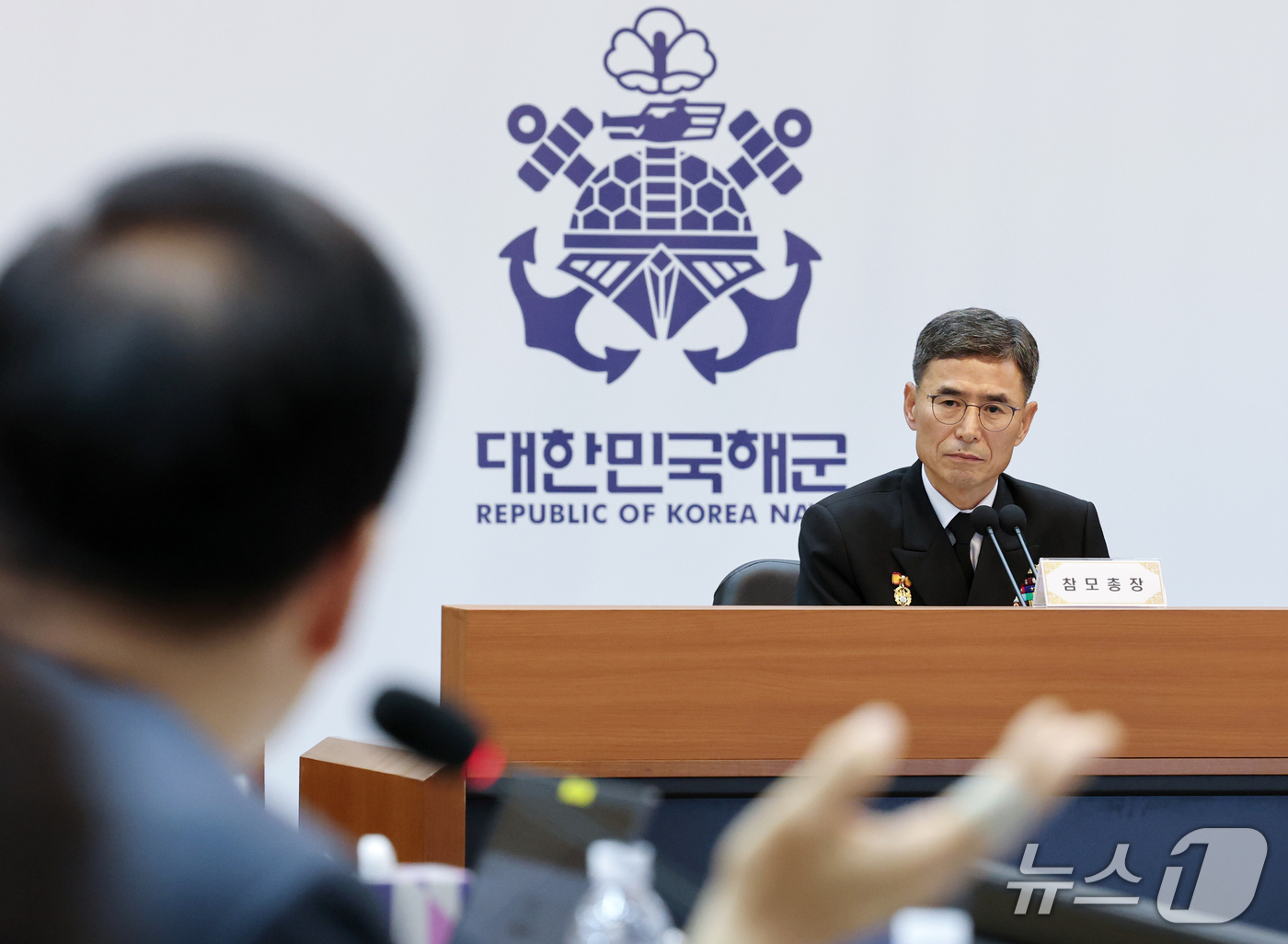(계룡=뉴스1) 김기태 기자 = 김경률 해군 참모총장이 20일 충남 계룡대에서 열린 국회 국방위원회의 해군본부에 대한 국정감사에서 질의를 경청하고 있다. 2026.10.20/뉴스1 …