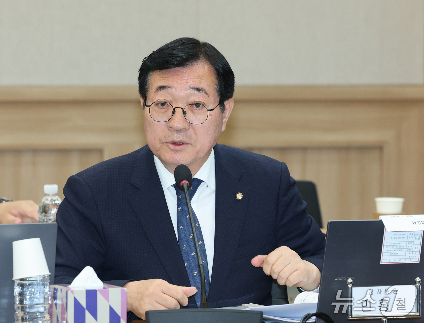(계룡=뉴스1) 김기태 기자 = 민홍철 더불어민주당 의원이 20일 충남 계룡대에서 열린 국회 국방위원회의 해군본부에 대한 국정감사에서 질의하고 있다. 2026.10.20/뉴스1