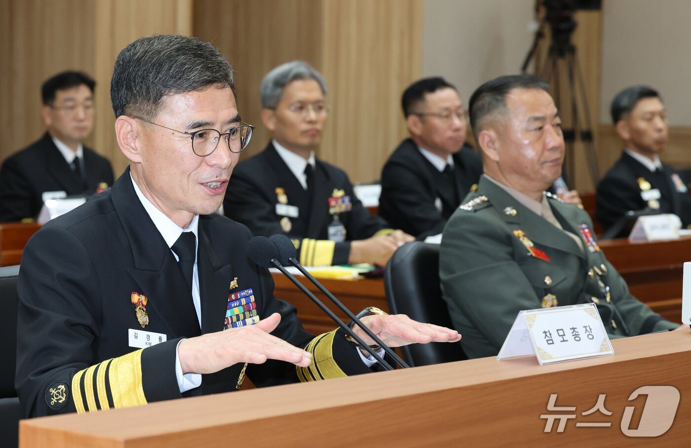 본문 이미지 - 김경률 해군 참모총장이 20일 충남 계룡대에서 열린 국회 국방위원회의 해군본부에 대한 국정감사에서 답변하고 있다. 2026.10.20 ⓒ 뉴스1 김기태 기자