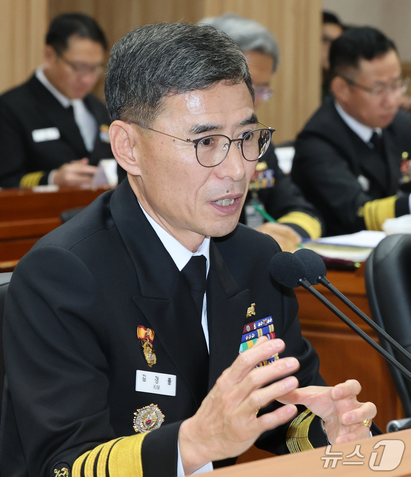 (계룡=뉴스1) 김기태 기자 = 김경률 해군 참모총장이 20일 충남 계룡대에서 열린 국회 국방위원회의 해군본부에 대한 국정감사에서 답변하고 있다. 2026.10.20/뉴스1