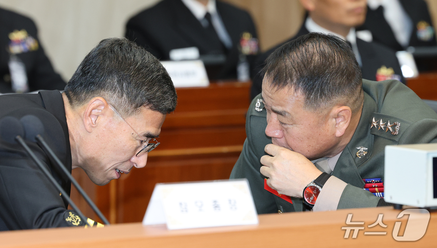 (계룡=뉴스1) 김기태 기자 = 김경률 해군 참모총장과 주일석 해병대사령관이 20일 충남 계룡대에서 열린 국회 국방위원회의 해군본부에 대한 국정감사에서 대화하고 있다. 2026.1 …