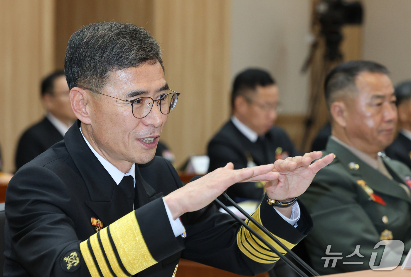 (계룡=뉴스1) 김기태 기자 = 김경률 해군 참모총장이 20일 충남 계룡대에서 열린 국회 국방위원회의 해군본부에 대한 국정감사에서 답변하고 있다. 2026.10.20/뉴스1