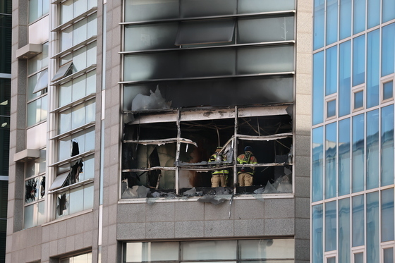 강남 역삼동 건물 2곳서 동시 화재…심정지 1명 병원 이송·1명 중상