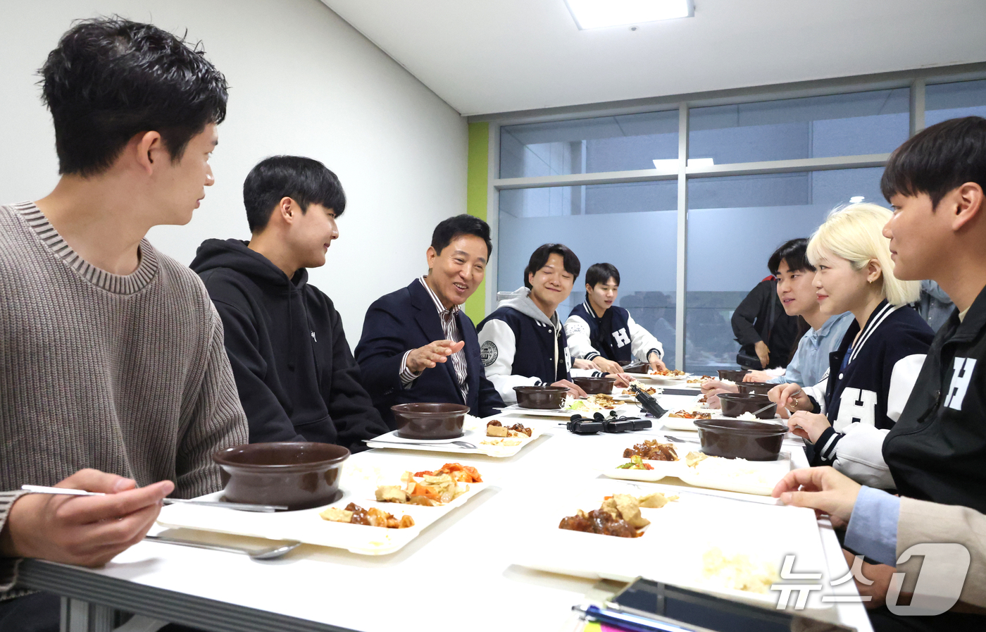 (서울=뉴스1) 박지혜 기자 = 오세훈 서울시장이 20일 오후 서울 마포구 홍익대학교 학생식당에서 대학생들과 점심식사를 하고 있다. (공동취재) 2026.10.20/뉴스1