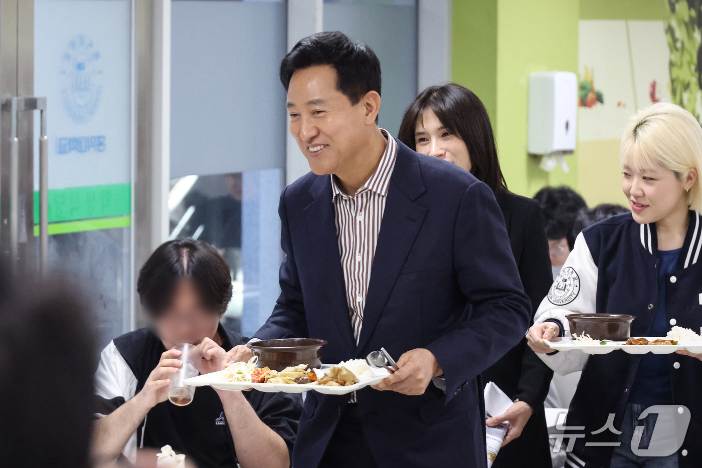 (서울=뉴스1) 박지혜 기자 = 오세훈 서울시장이 20일 오후 서울 마포구 홍익대학교 학생식당에서 대학생들과 점심식사를 하기위해 이동하고 있다. (공동취재) 2026.10.20/뉴 …