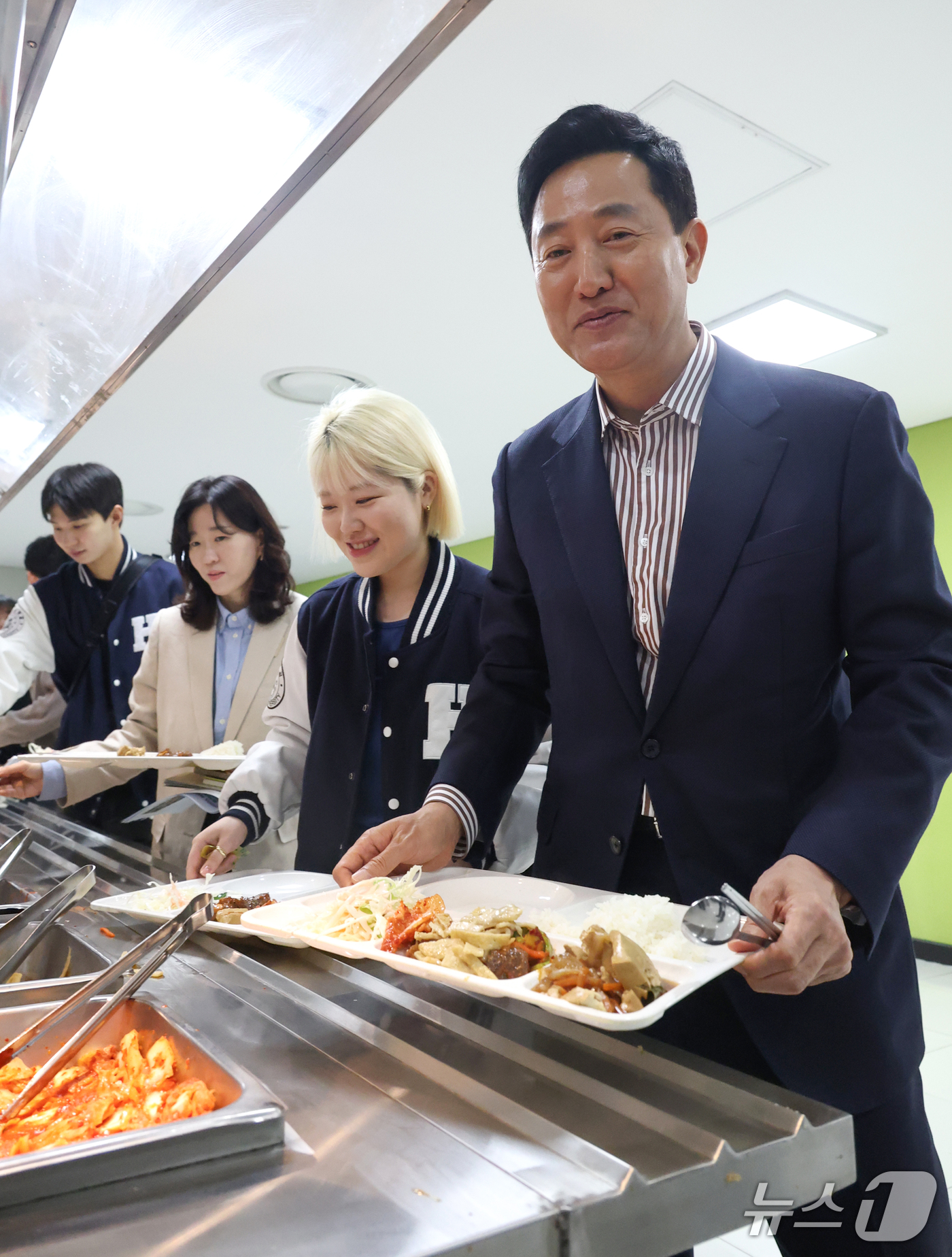 (서울=뉴스1) 박지혜 기자 = 오세훈 서울시장이 20일 오후 서울 마포구 홍익대학교 학생식당에서 대학생들과 점심식사를 하기위해 자율배식을 하고 있다. (공동취재) 2026.10. …