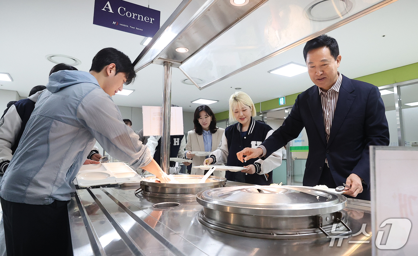 (서울=뉴스1) 박지혜 기자 = 오세훈 서울시장이 20일 오후 서울 마포구 홍익대학교 학생식당에서 대학생들과 점심식사를 하기위해 자율배식을 하고 있다. (공동취재)  2026.10 …
