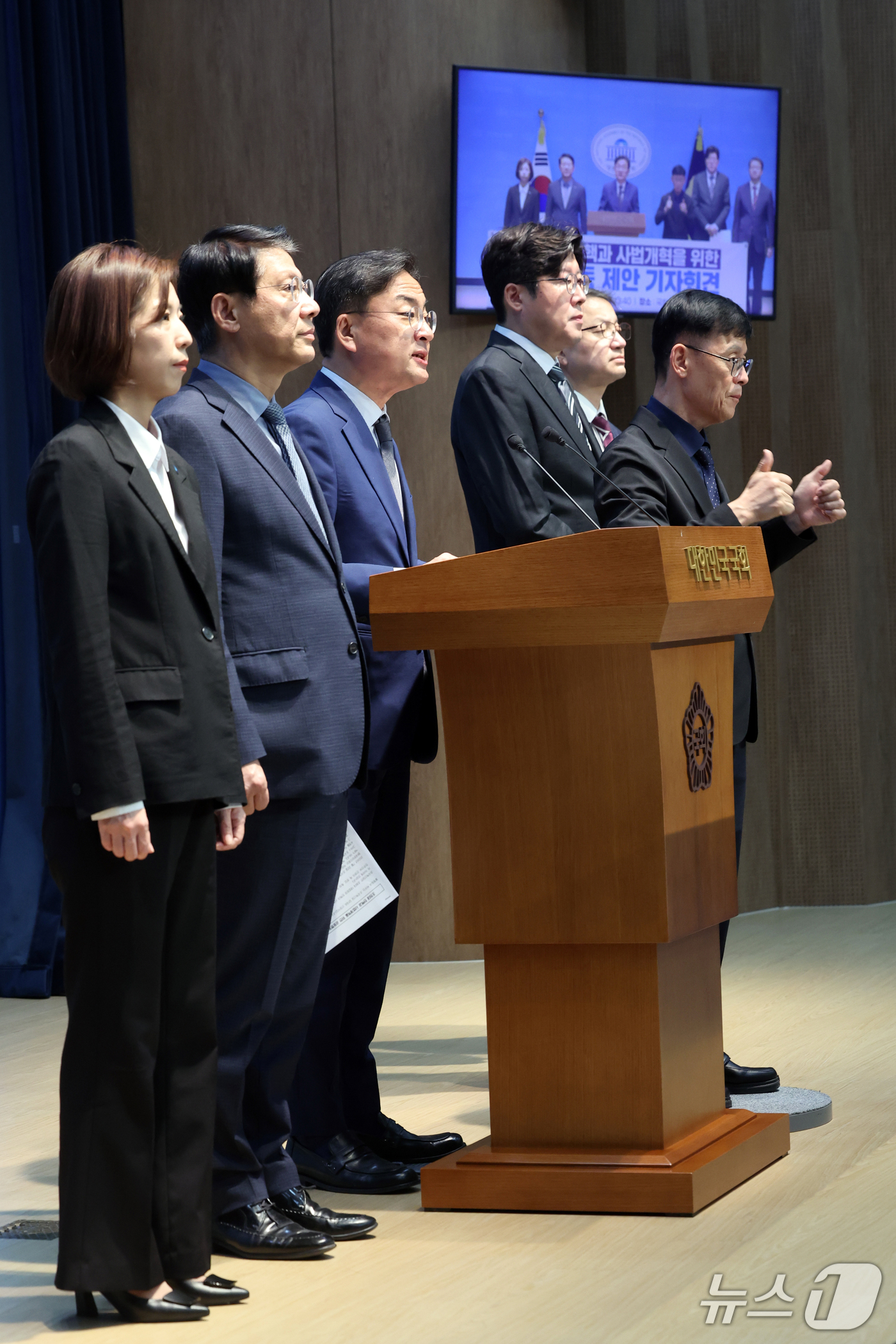 (서울=뉴스1) 황기선 기자 = 신장식 조국혁신당 대표가 20일 오후 서울 여의도 국회 소통관에서 조희대 대법원장 탄핵과 사법개혁을 위한 공동행동 제안 기자회견을 하고 있다.  2 …