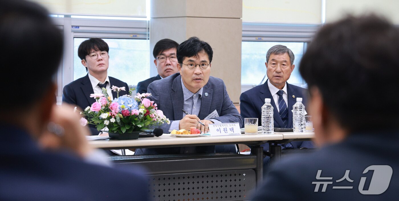 본문 이미지 -  20일 이원택 전북지사가 '찾아가는 현장 대화' 첫 대상지로 무주군을 찾아 반딧불 사과 유통과 관련한 현장 의견을 청취하고 있다.(전북도 제공. 재판매 및 DB 금지)/뉴스1
