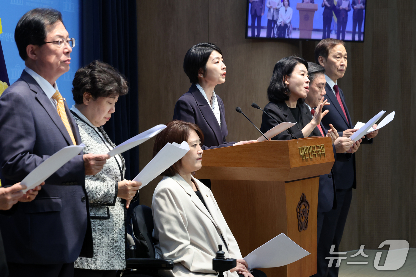 (서울=뉴스1) 황기선 기자 = 국민의힘 국회 보건복지위원회 소속 의원들이 20일 오후 서울 여의도 국회 소통관에서 응급의료 현안 관련 기자회견을 하고 있다.이날 야당은 기자회견을 …