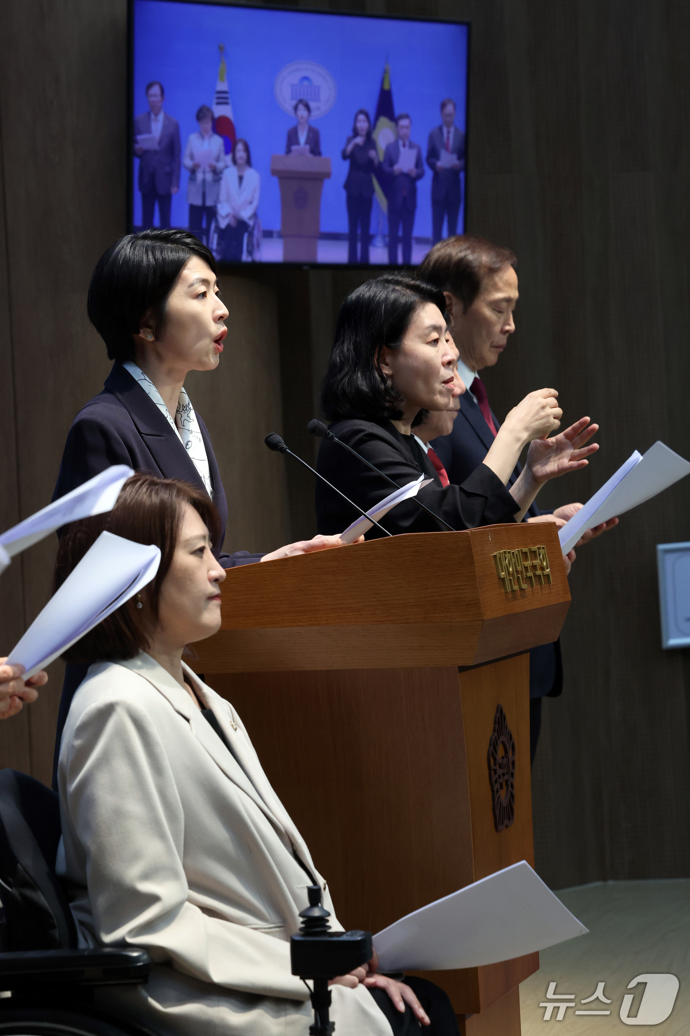 (서울=뉴스1) 황기선 기자 = 국민의힘 국회 보건복지위원회 소속 의원들이 20일 오후 서울 여의도 국회 소통관에서 응급의료 현안 관련 기자회견을 하고 있다.이날 야당은 기자회견을 …