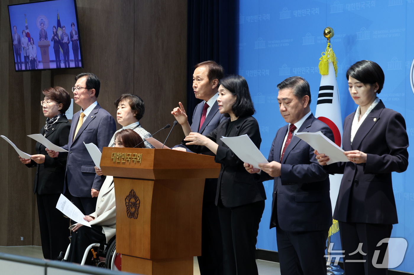 (서울=뉴스1) 황기선 기자 = 국민의힘 국회 보건복지위원회 소속 의원들이 20일 오후 서울 여의도 국회 소통관에서 응급의료 현안 관련 기자회견을 하고 있다.이날 야당은 기자회견을 …