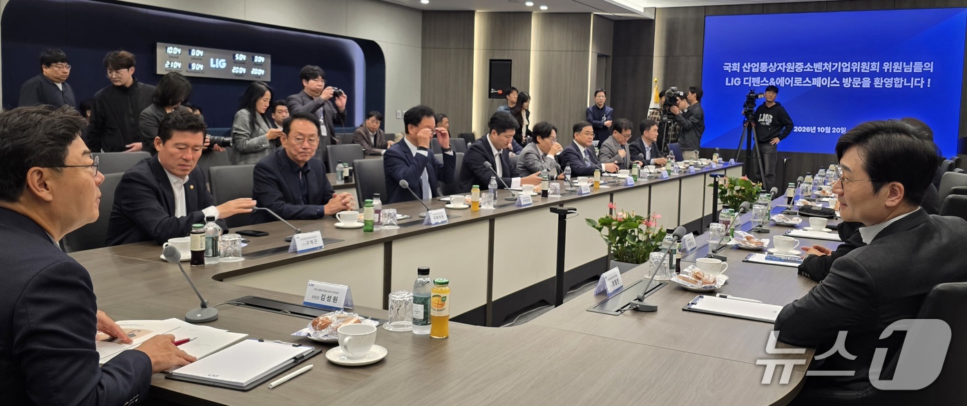 ( 구미=뉴스1) 정우용 기자 = 구자근 의원 등 국회 산업통상자원중소벤처기업위원들이 20일 경북 구미시 방산업체 LIG D&A 현장을 방문해 생산 제품 등에 대한 설명을 듣고 있 …