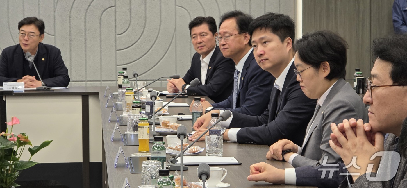 ( 구미=뉴스1) 정우용 기자 = 구자근 국민의힘 의원 등 국회 산업통상자원중소벤처기업위원들이 20일 경북 구미시 방산업체 LIG D&A 현장을 방문해 생산 제품 등에 대한 설명을 …
