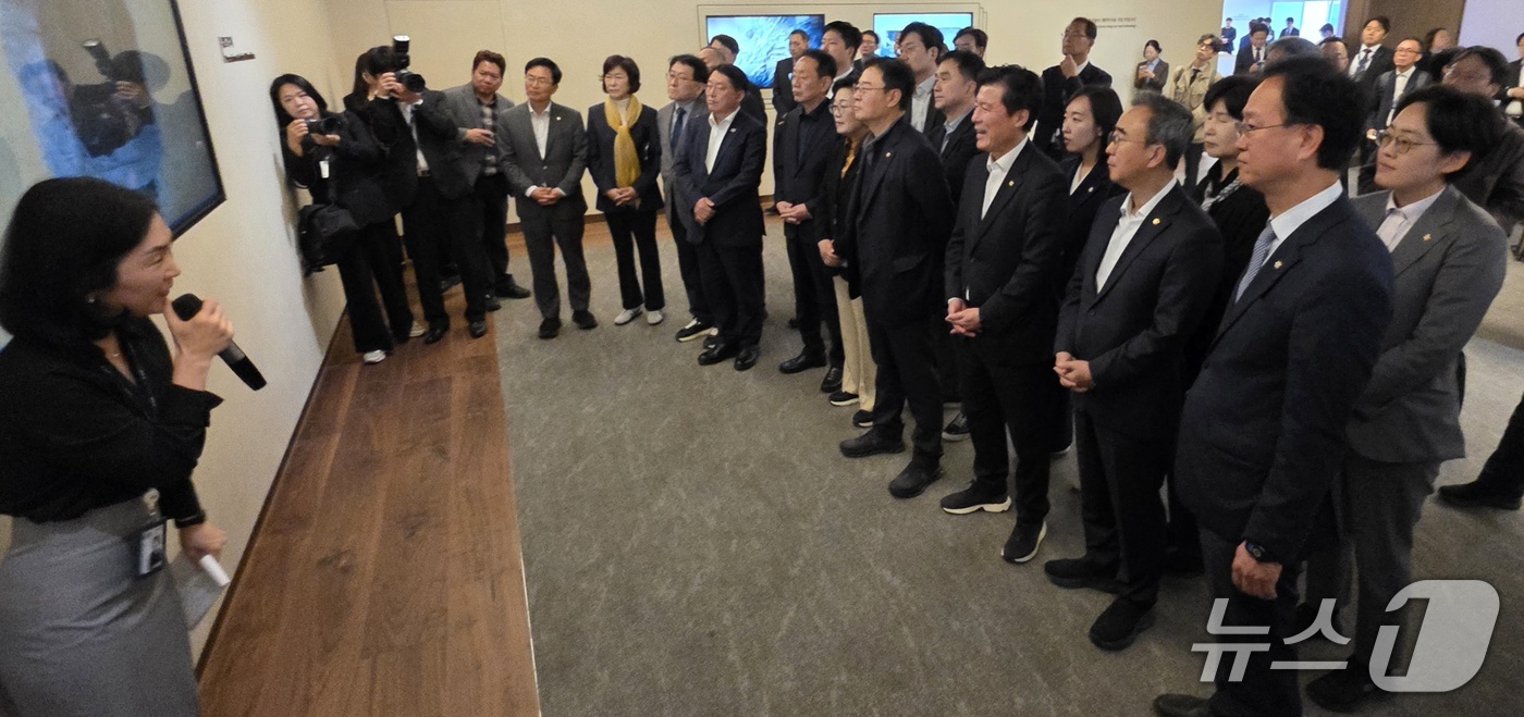 (구미=뉴스1) 정우용 기자 = 구자근 국민의힘 의원 등 국회 산업통상자원중소벤처기업위원들이 20일 경북 구미시 방산업체 LIG D&A 현장을 방문해 생산 제품 등에 대한 설명을 …